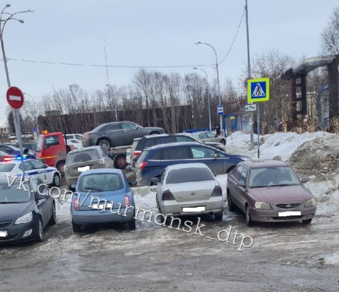 В Мурманске массово эвакуируют машины Автомобили