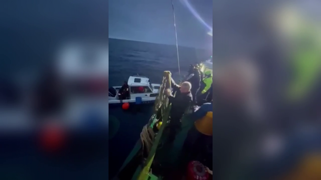 Спасение людей с тонущего катера в Мурманской области попало на видео Катер