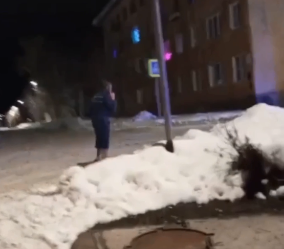 Разгуливающий по улице в необычном наряде северянин попал на видео Мужчина в халате Кандалакша