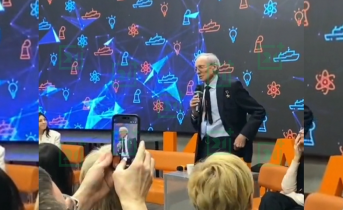 Космонавт