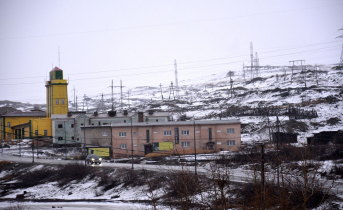 Север Мурманской области завалило снегом Снег