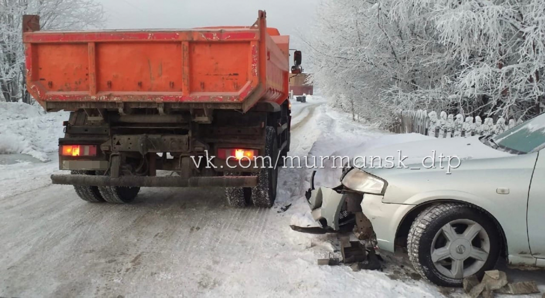 В Мурманске не поделили дорогу КамАЗ и легковой автомобиль ДТП