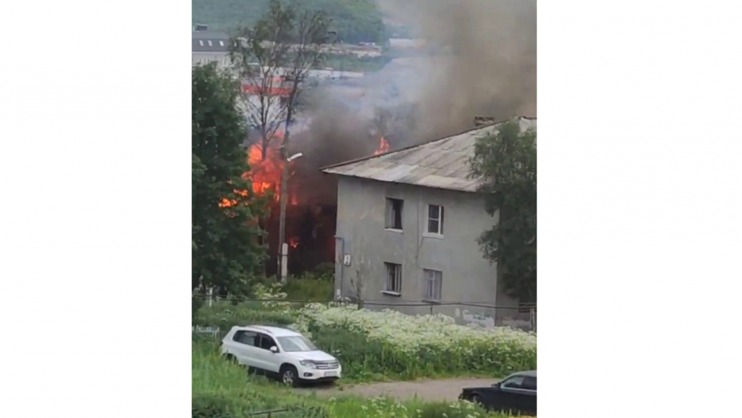Момент возгорания жилого дома в Мурманске попал на видео Пожар