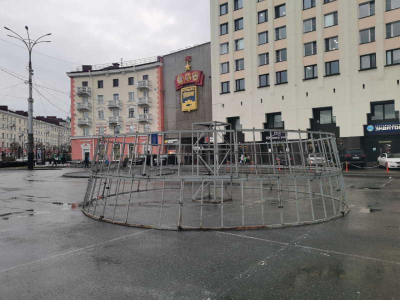 В центре Мурманска устанавливают новогоднюю ёлку Мурманск