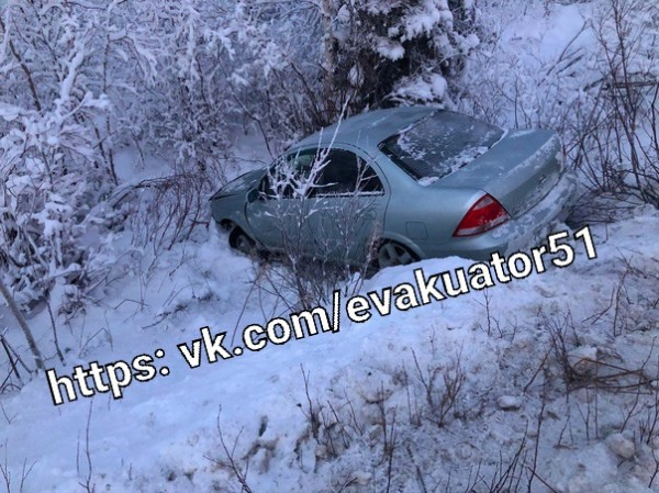 На трассе в Мурманской области автомобиль вылетел в кювет ДТП