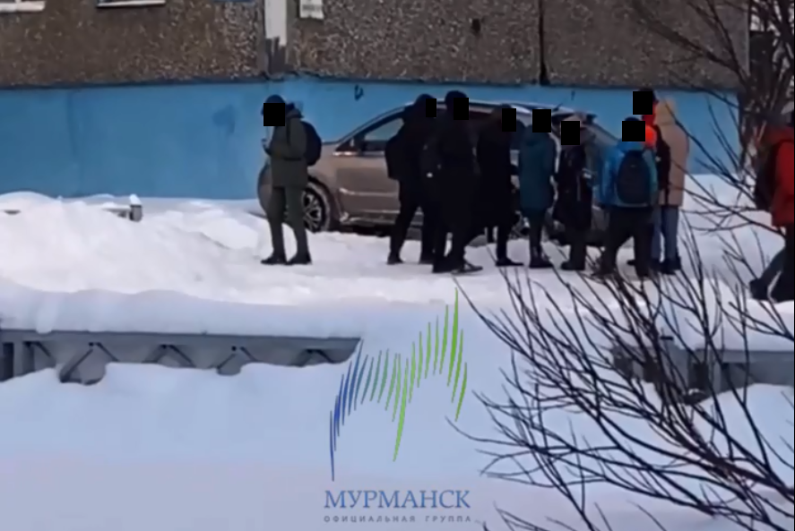 Опасные игры толпы подростков в Мурманске попали на видео Подростки