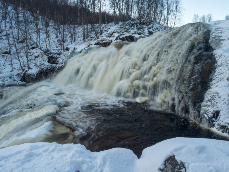 Мурманский фотограф показала красоту замерзающих водопадов Водопад