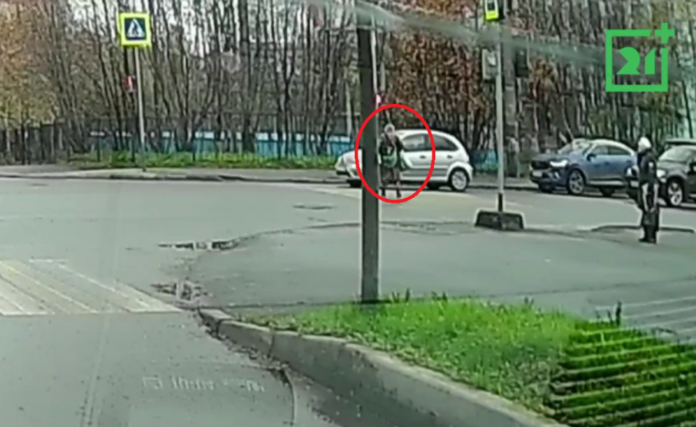 «Оставайтесь людьми». Благородный поступок мурманчанина попал на видео Бабушка