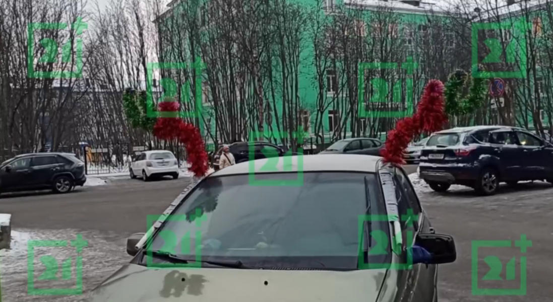 Необычный новогодний автомобиль увидели в Мурманске Необычный новогодний автомобиль увидели в Мурманске