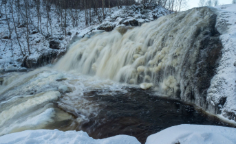 Мурманский фотограф показала красоту замерзающих водопадов Водопад