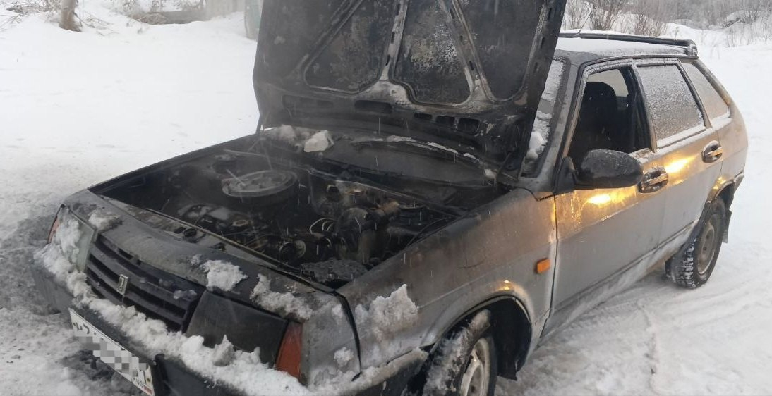 В Мурманской области вспыхнул автомобиль Мурманская область