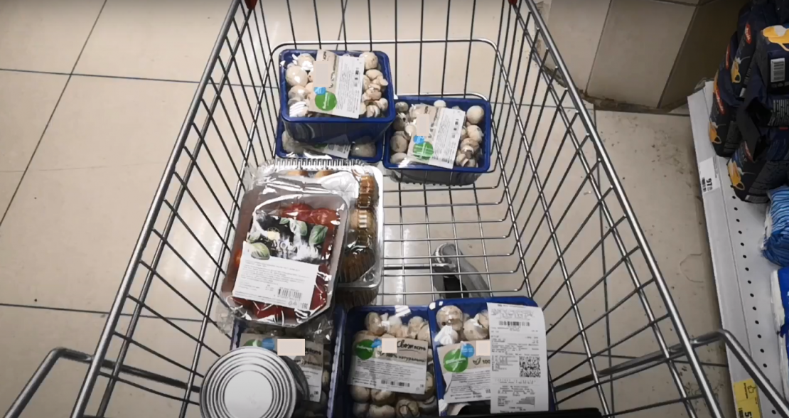 Прилавки магазина крупной торговой сети в Мурманске завалены просрочкой Продукты