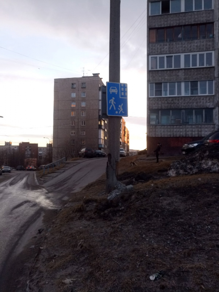 Мурманчан предупредили об опасности в одном из дворов города Столб