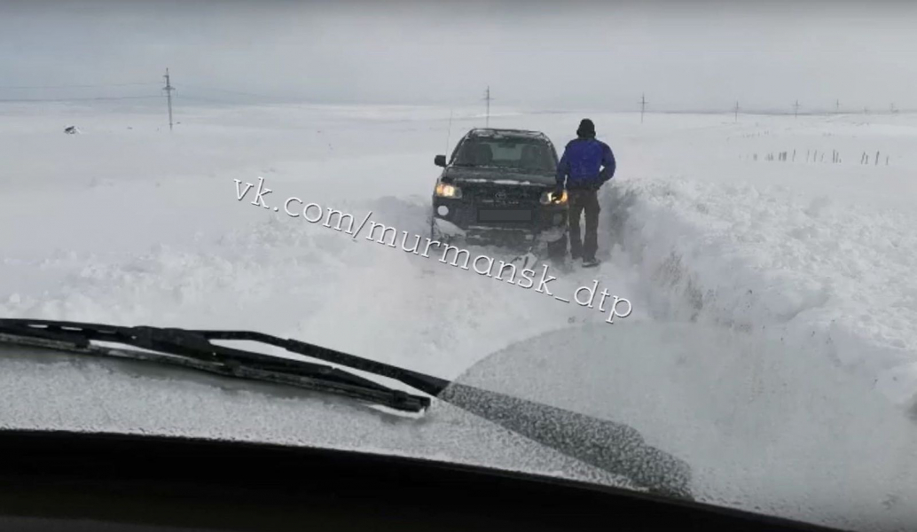 Трассу в Мурманской области замело снегом Заметенная дорога