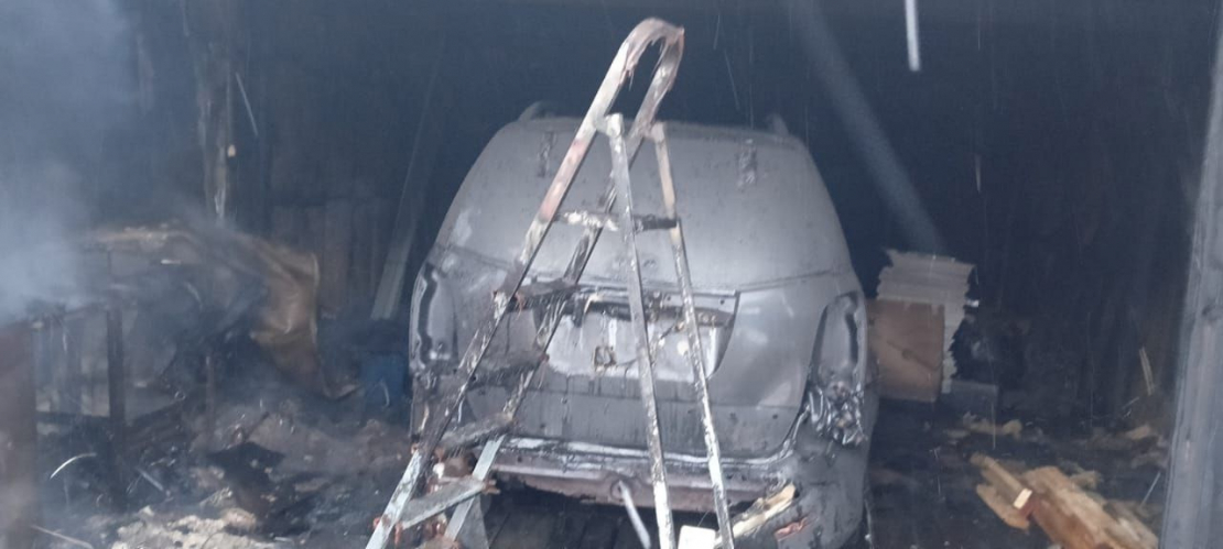 Гараж с машиной внутри сгорел в Мурманской области Сгоревший автомобиль