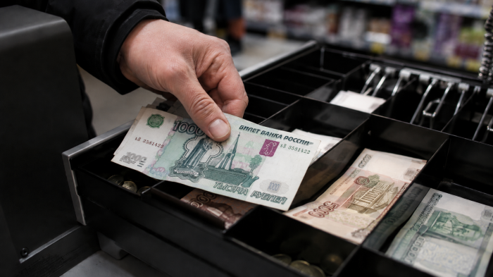 Сотрудник магазина забрал себе сотни тысяч рублей в Мурманской области Купюры