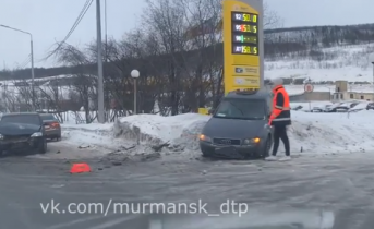 Последствия аварии возле АЗС в Мурманске попали на видео Авария