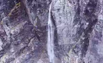 Мурманчанин снял потрясающий водопад с высоты птичьего полета Водопад