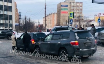 Два автомобилиста не смогли разъехаться на парковке в Мурманске ДТП