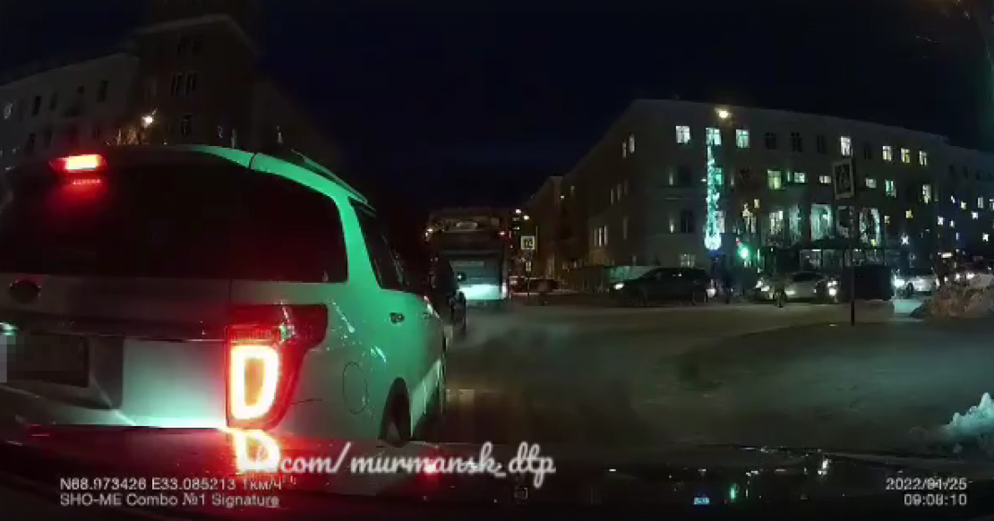 Момент нелепого ДТП в центре Мурманска попал на видео Авария