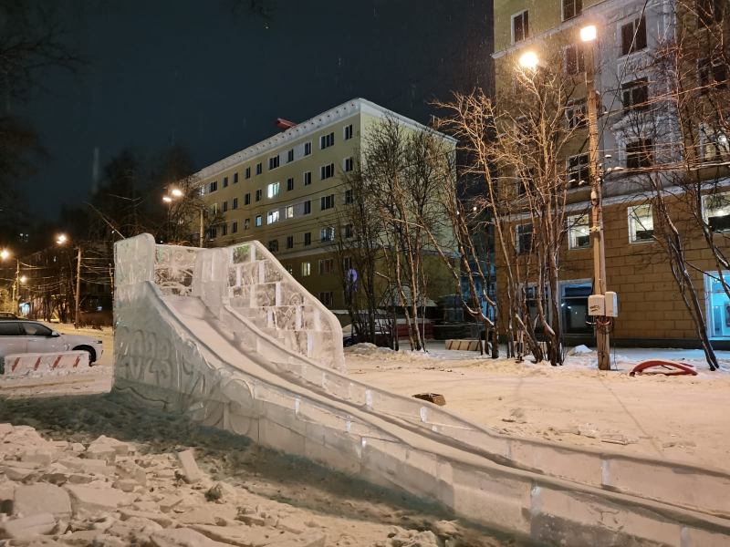 Новое развлечение появилось в центре Мурманска Ледяная горка