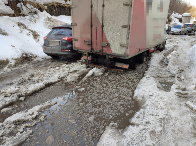 Ситуация во дворе в Мурманске Лужа