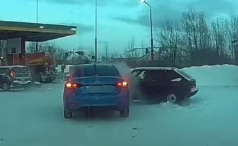 Нелепое ДТП в Мурманской области попало на видео ДТП