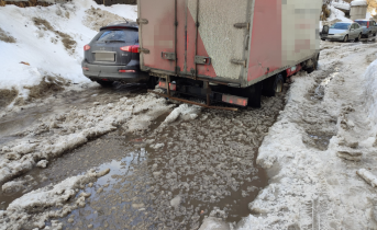 Ситуация во дворе в Мурманске Лужа
