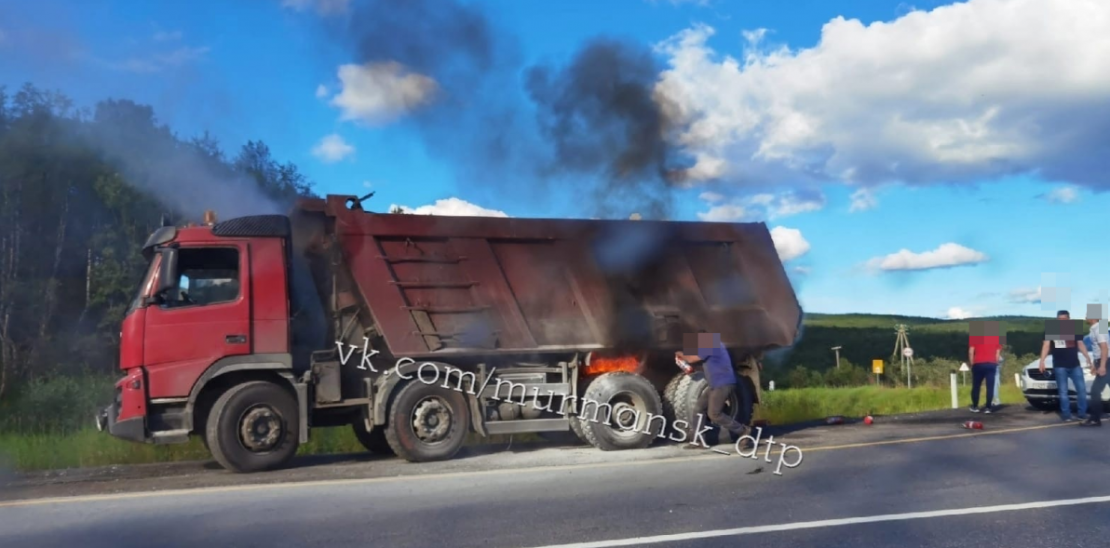 На трассе в Мурманской области загорелся большегруз Загорелся КамАз