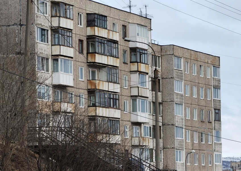 Стали известны подробности гибели выпавшего из окна 7 этажа мурманчанина Дом