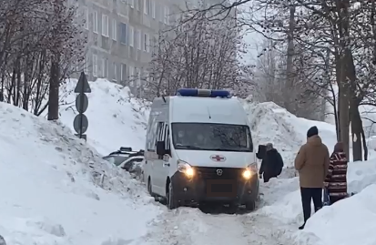 Машина скорой столкнулась с проблемой во дворе в Мурманской области Скорая помощь