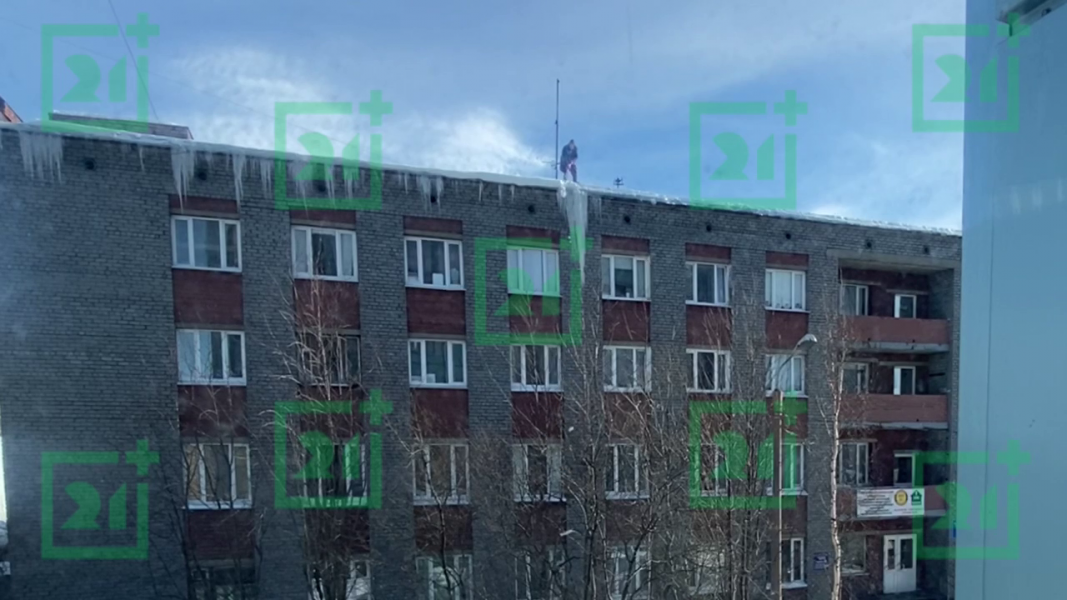 Опасная уборка крыш в Мурманске Опасная уборка крыш