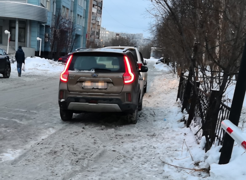 Мурманчане возмущены наглой парковкой на тротуаре Парковка