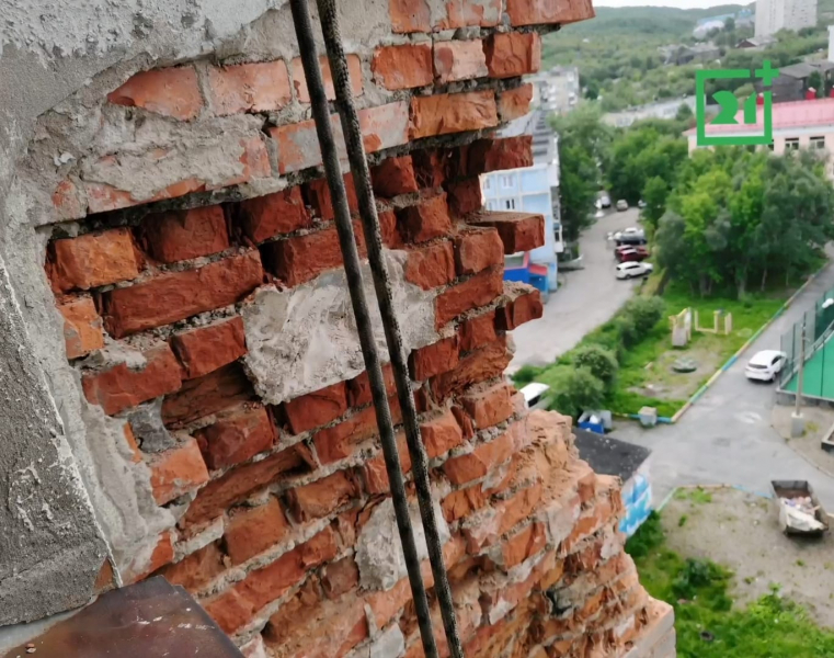 Прокуратура проводит проверку после обрушения части фасада жилого дома в Мурманске Кирпичи