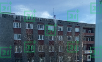 Опасная уборка крыш в Мурманске Опасная уборка крыш