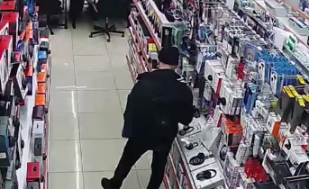 Кража в мурманском магазине попала на видео Кража