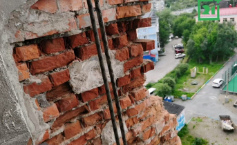 Прокуратура проводит проверку после обрушения части фасада жилого дома в Мурманске Кирпичи