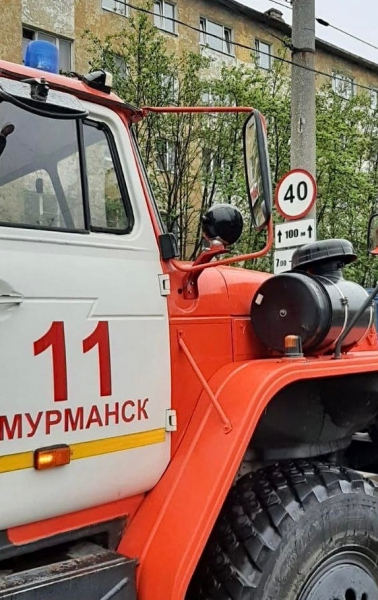 При пожаре в жилом доме в Мурманске пострадал ребенок Пожарная машина