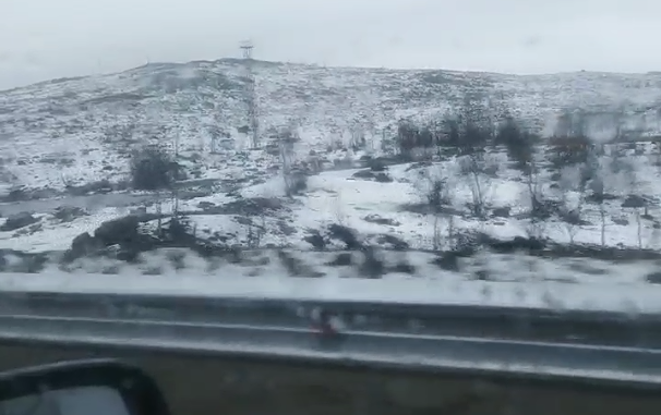 Город в Мурманской области завалило снегом Снег