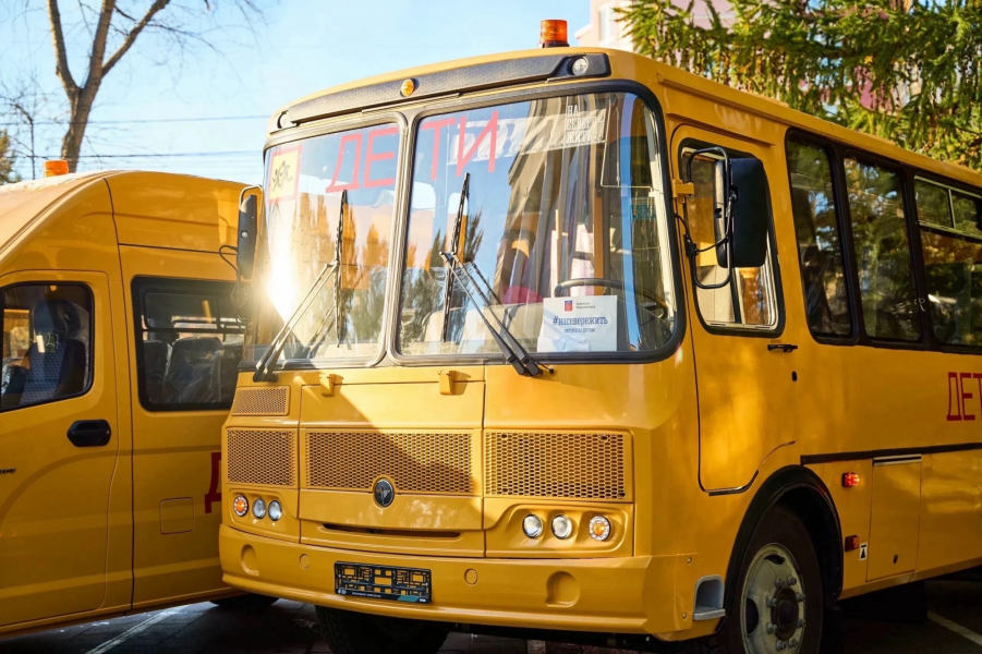 Два новых автобуса отправились в школы Мурманской области