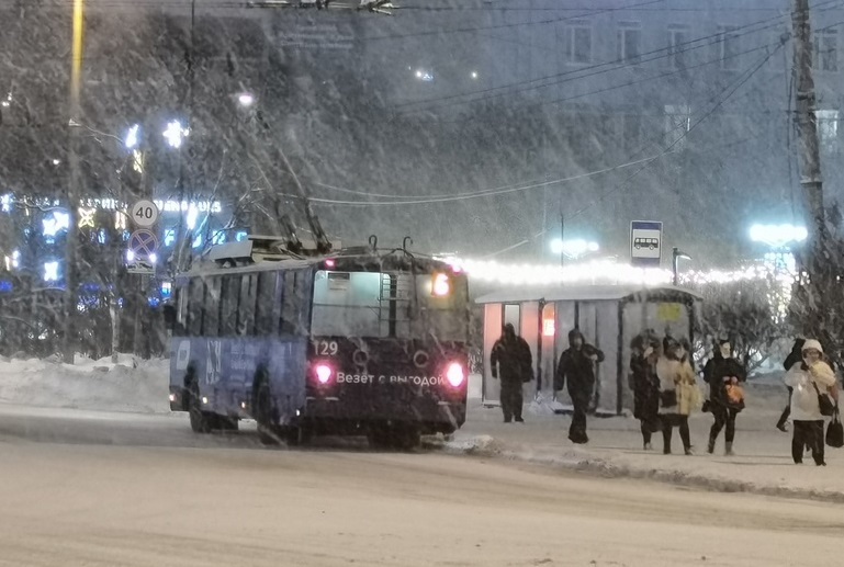 Семейная пара устроила дебош в общественном транспорте в Мурманске Троллейбус