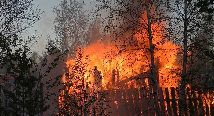 В Мурманской области произошло возгорание сразу нескольких строений Пожар