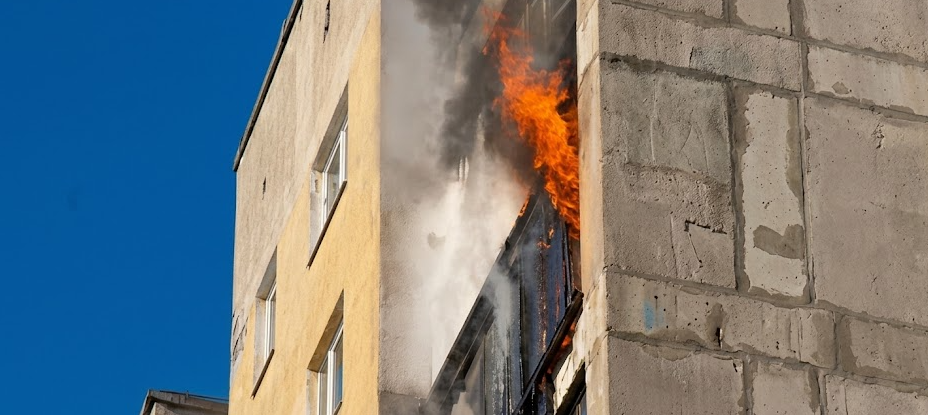 Жилая квартира полыхает в Мурманске Горит квартира