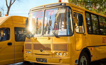 Два новых автобуса отправились в школы Мурманской области