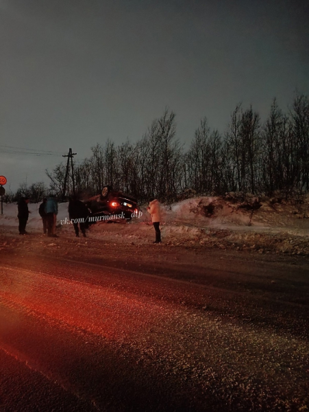 Машина опрокинулась на крышу на трассе в Мурманской области Трасса