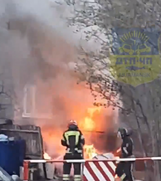 Сильный пожар в мурманском дворе попал на видео Пожар