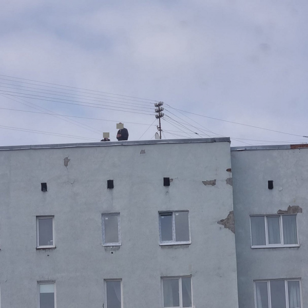 Школьники устроили опасные прогулки по крыше в Мурманске Школьники