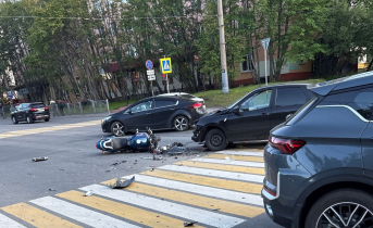 Страшная авария мотоцикла и легковушки в центре Мурманска. Есть пострадавшие Авария