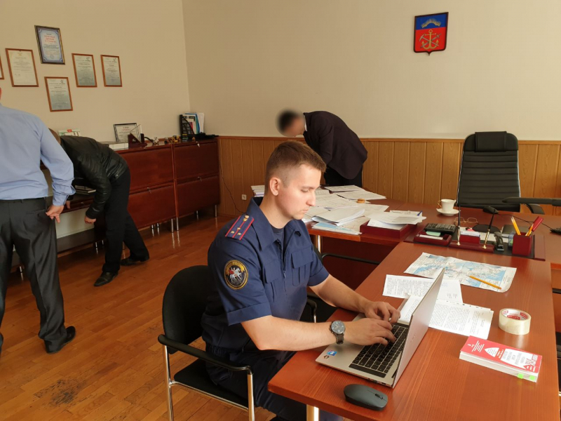 Чиновника из Мурманска обвинили в получении крупной взятки Следком