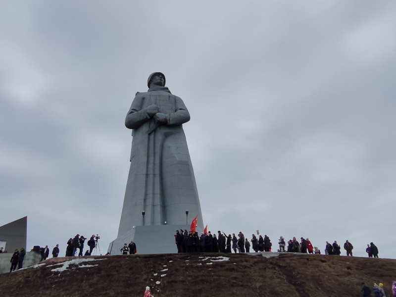 Водителей в Мурманске предупредили о запрете Памятник Алеше